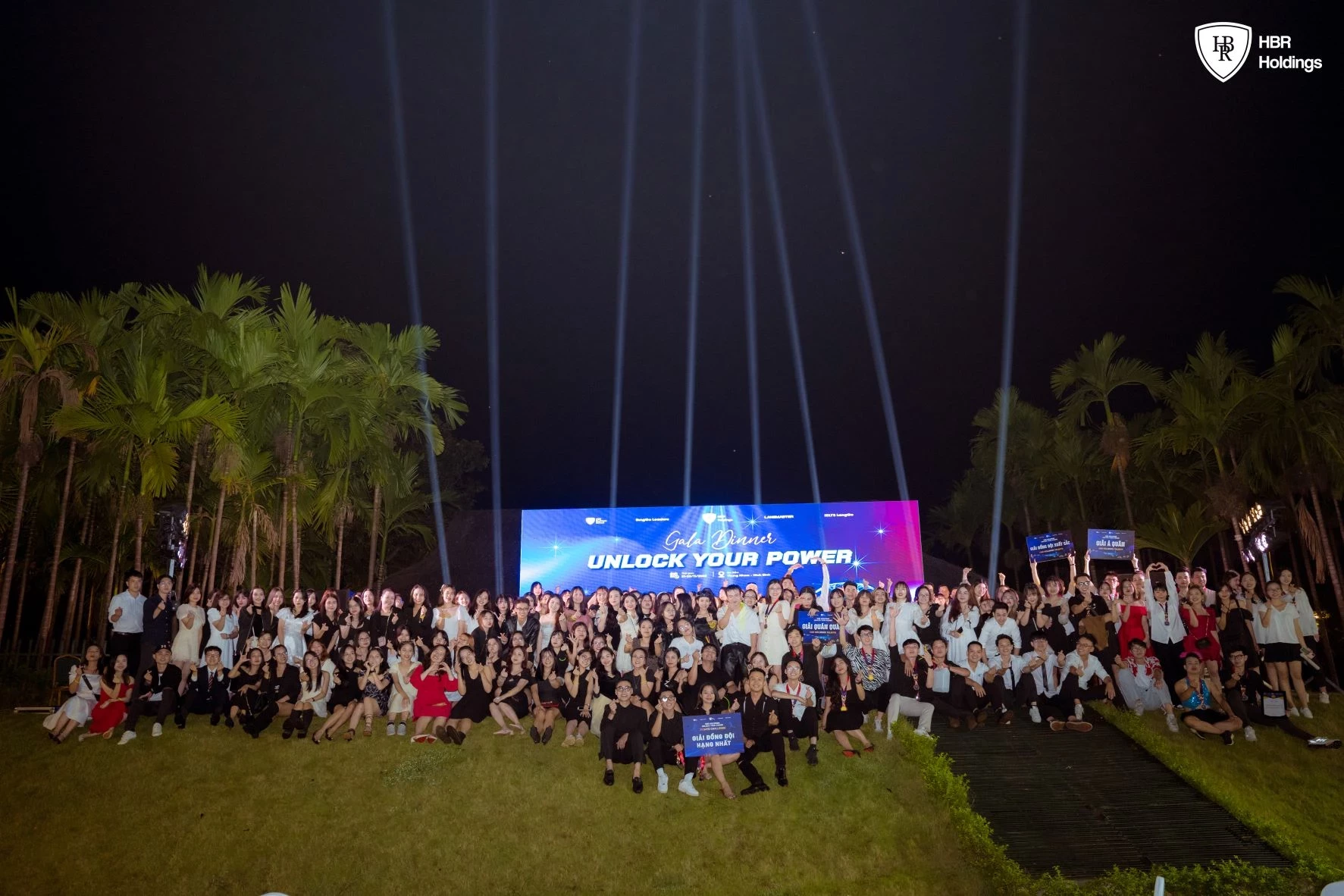 Tập thể HBR Holdings cùng lưu lại những hình ảnh đẹp nhất sau chương trình