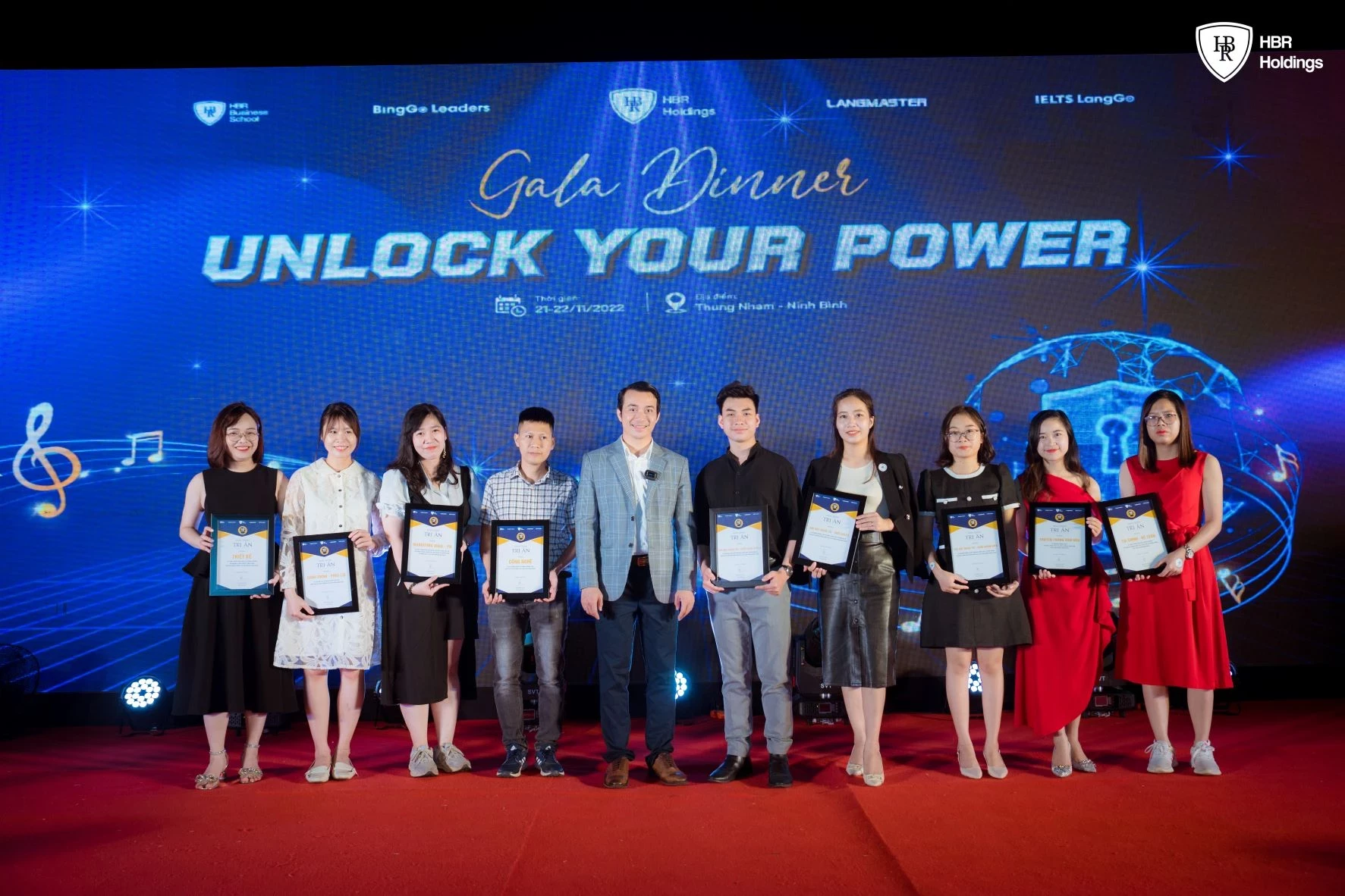 Tri ân các cá nhân, tập thể có thành tích xuất sắc và những cống hiến trong năm 2022