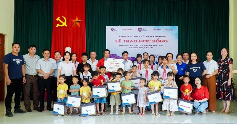 HBR Holdings trao học bổng "Cùng em tới trường"