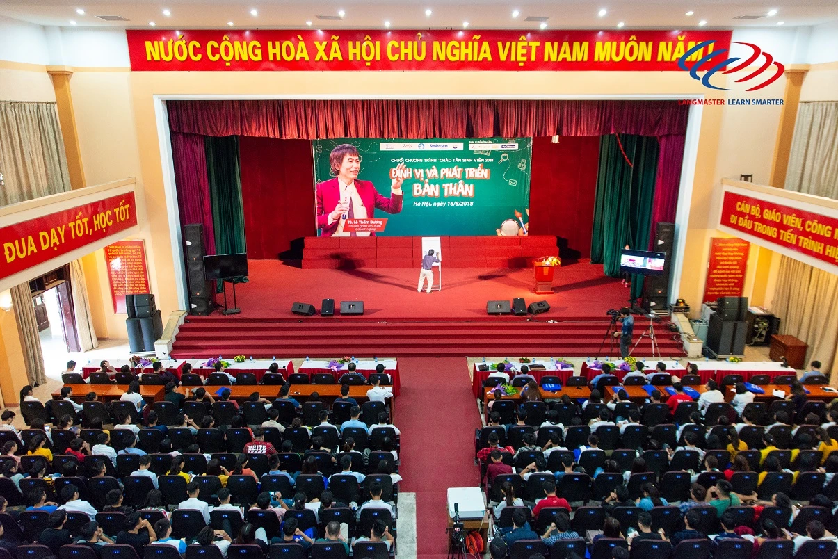 Hơn 1000 sinh viên tham gia hội thảo định vị và phát triển bản thân