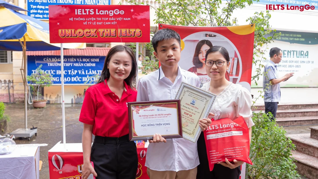 IELTS LangGo đến thăm và trao học bổng cho học sinh Trường THPT Nhân Chính
