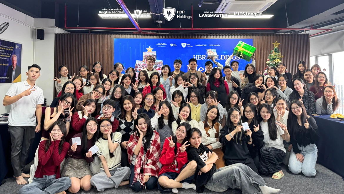 Không Khí Noel “Gõ Cửa” HBR Holdings - Lan Tỏa Ấm Áp Mùa Giáng Sinh