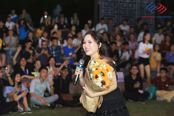 Giọng ca Thùy Chi giao lưu, hát cùng khán giả