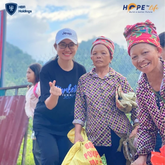 Ảnh: Tình nguyện viên dành cho bà con địa phương những lời động viên ấm áp, 
tiếp thêm sức mạnh để bà con vượt qua giai đoạn khó khăn