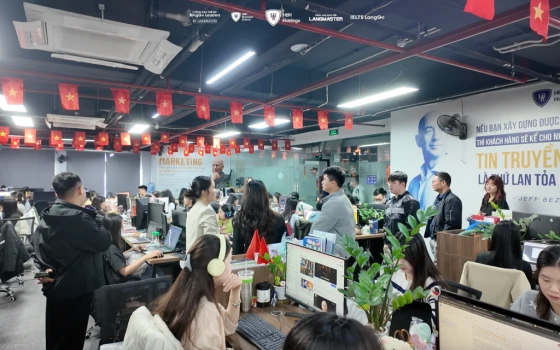 Các bạn sinh viên được khám phá không gian làm việc chuyên nghiệp tại HBR Holdings